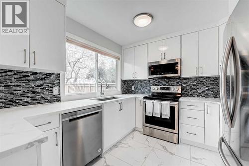 43, 5019 46 Avenue Sw, Calgary, AB - Indoor Photo Showing Kitchen With Stainless Steel Kitchen With Upgraded Kitchen
