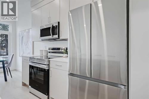 2, 828 8 Avenue Ne, Calgary, AB - Indoor Photo Showing Kitchen