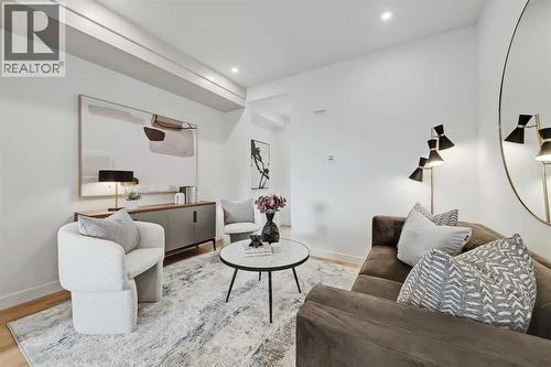 2, 828 8 Avenue Ne, Calgary, AB - Indoor Photo Showing Living Room