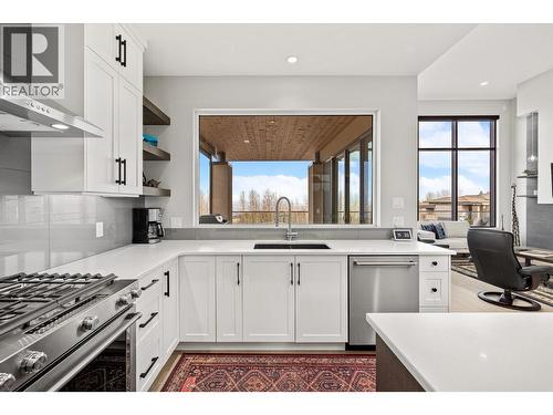 468 Sparrow Hawk Court, Kelowna, BC - Indoor Photo Showing Kitchen With Upgraded Kitchen