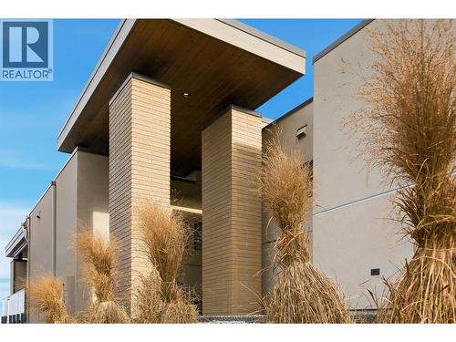 Timeless brick and stucco exterior for excellent curb appeal - 468 Sparrow Hawk Court, Kelowna, BC - Outdoor