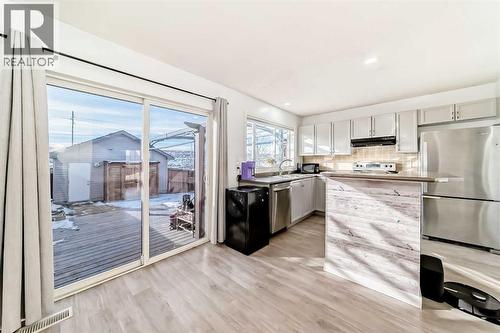 294 Elgin View Se, Calgary, AB - Indoor Photo Showing Kitchen