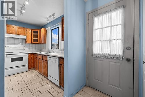220 Prior Road S Unit# 14, Kelowna, BC - Indoor Photo Showing Kitchen