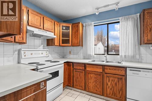 220 Prior Road S Unit# 14, Kelowna, BC - Indoor Photo Showing Kitchen With Double Sink