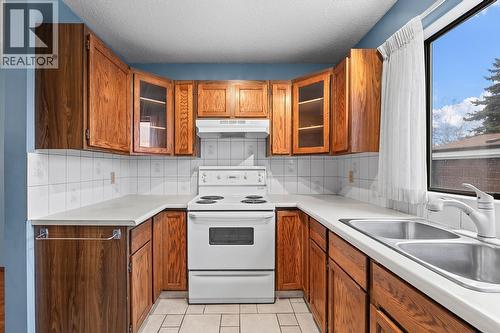 220 Prior Road S Unit# 14, Kelowna, BC - Indoor Photo Showing Kitchen With Double Sink
