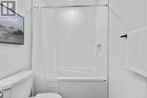714 Tailslide Private, Ottawa, ON - Indoor Photo Showing Bathroom