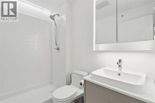 205, 116 7A Street Ne, Calgary, AB - Indoor Photo Showing Bathroom