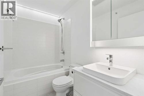 205, 116 7A Street Ne, Calgary, AB - Indoor Photo Showing Bathroom