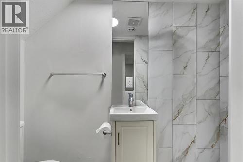 52 Saddlecreek Terrace Ne, Calgary, AB - Indoor Photo Showing Bathroom