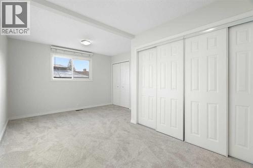 987 Berkley Drive Nw, Calgary, AB - Indoor Photo Showing Other Room