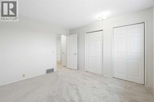 987 Berkley Drive Nw, Calgary, AB - Indoor Photo Showing Other Room