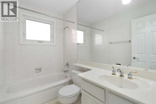 987 Berkley Drive Nw, Calgary, AB - Indoor Photo Showing Bathroom