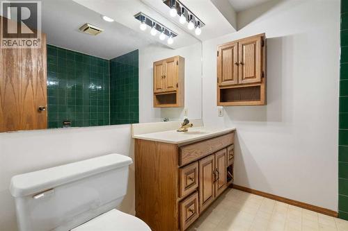 987 Berkley Drive Nw, Calgary, AB - Indoor Photo Showing Bathroom