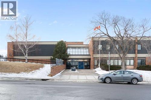 987 Berkley Drive Nw, Calgary, AB - Outdoor