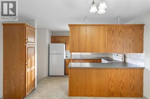 987 Berkley Drive Nw, Calgary, AB - Indoor Photo Showing Kitchen