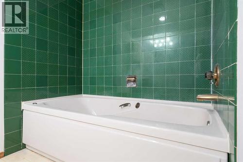 987 Berkley Drive Nw, Calgary, AB - Indoor Photo Showing Bathroom