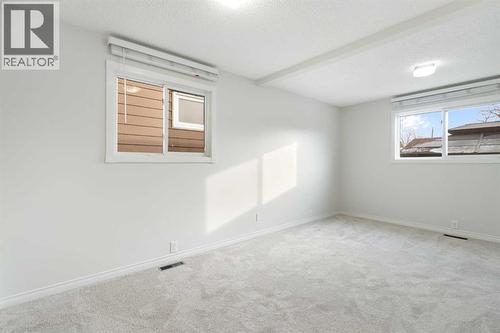 987 Berkley Drive Nw, Calgary, AB - Indoor Photo Showing Other Room