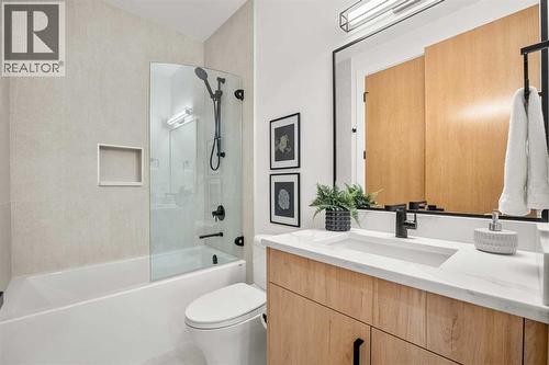 1415 24 Street Sw, Calgary, AB - Indoor Photo Showing Bathroom