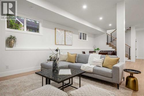 1415 24 Street Sw, Calgary, AB - Indoor Photo Showing Living Room