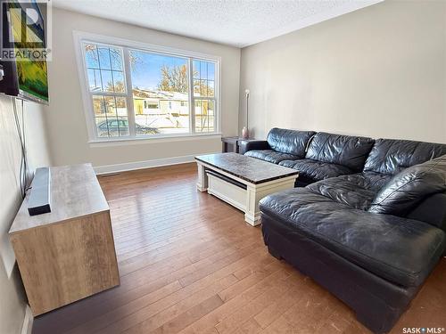 1110 Bothwell Drive, Swift Current, SK - Indoor Photo Showing Living Room