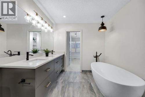 12, 10 St Julien Drive Sw, Calgary, AB - Indoor Photo Showing Bathroom