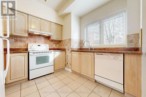31 Pairash Avenue, Richmond Hill, ON - Indoor Photo Showing Kitchen