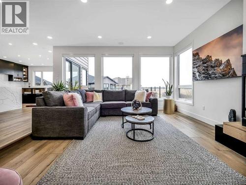 19 Stonecrest Point W, Lethbridge, AB - Indoor Photo Showing Living Room