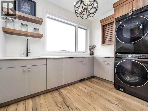 19 Stonecrest Point W, Lethbridge, AB - Indoor Photo Showing Laundry Room