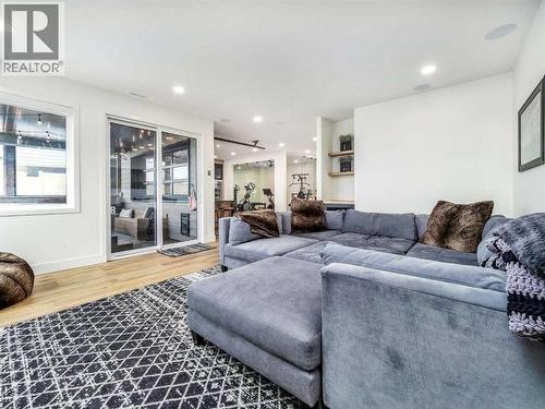 19 Stonecrest Point W, Lethbridge, AB - Indoor Photo Showing Living Room