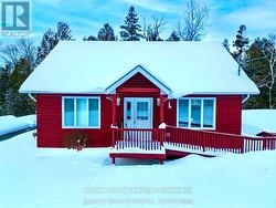 Solid bungalow with vaulted ceilings and loft area - 