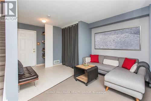 20 Yorkville Street, Ottawa, ON - Indoor Photo Showing Living Room