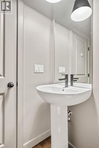 152 Sage Hill Heights Nw, Calgary, AB - Indoor Photo Showing Bathroom