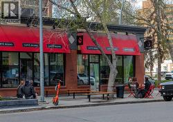 Close to coffee shops, shopping, restaurants - 