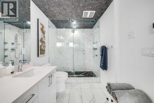 2415 25 Avenue Nw, Calgary, AB - Indoor Photo Showing Bathroom