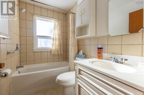 1 Boylston Avenue, Amherst, NS - Indoor Photo Showing Bathroom