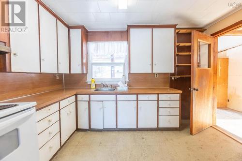 1 Boylston Avenue, Amherst, NS - Indoor Photo Showing Kitchen