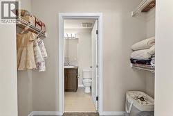 Walkthrough closet - 