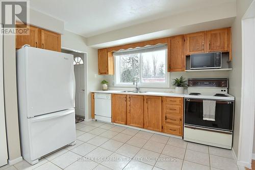 552 Hull Court, Burlington, ON - Indoor Photo Showing Kitchen