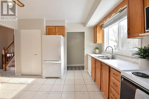 552 Hull Court, Burlington, ON - Indoor Photo Showing Kitchen With Double Sink