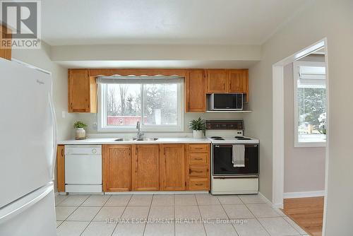 552 Hull Court, Burlington, ON - Indoor Photo Showing Kitchen With Double Sink