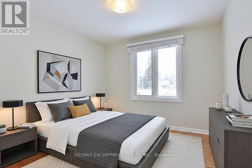 552 Hull Court, Burlington, ON - Indoor Photo Showing Bedroom