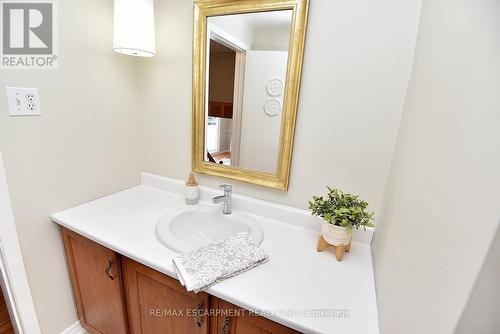 552 Hull Court, Burlington, ON - Indoor Photo Showing Bathroom