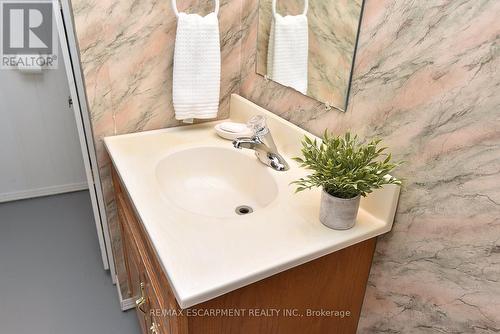 552 Hull Court, Burlington, ON - Indoor Photo Showing Bathroom