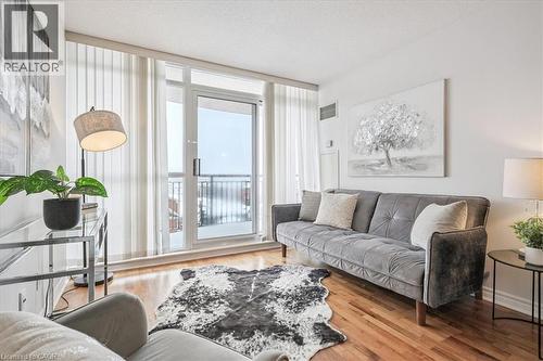 2325 Central Park Drive Unit# 507, Oakville, ON - Indoor Photo Showing Living Room