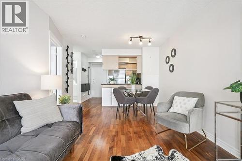 2325 Central Park Drive Unit# 507, Oakville, ON - Indoor Photo Showing Living Room