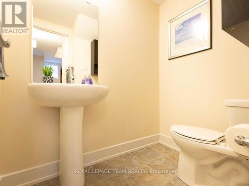 112 Greenfield Avenue, Ottawa, ON - Indoor Photo Showing Bathroom
