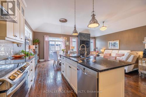 1534 Haist Street, Pelham (Fonthill), ON - Indoor Photo Showing Kitchen With Double Sink With Upgraded Kitchen