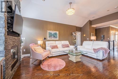 1534 Haist Street, Pelham (Fonthill), ON - Indoor Photo Showing Living Room With Fireplace