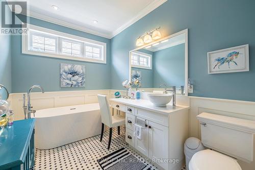 Bright master bathroom - 1534 Haist Street, Pelham (Fonthill), ON - Indoor Photo Showing Bathroom