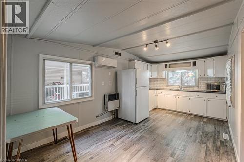 99 Fourth Concession Road Unit# 196, Burford, ON - Indoor Photo Showing Kitchen